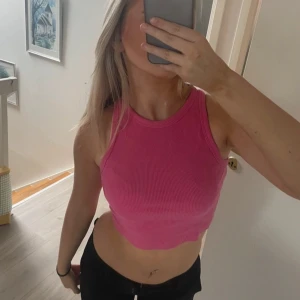 Rosa ribbad linnetopp - Säljer en snygg rosa ribbad linnetopp i storlek S. Perfekt för sommardagar. Toppen är ärmlös och har en tight passform. Superbekväm och lätt att matcha med olika outfits!