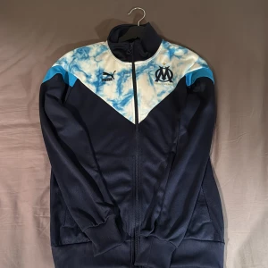 Marseille tröja - Använd 1 gång, inte riktigt min stil. Nypris runt 1000 lappen. Behöver plats så skickar iväg den billigare. XS skulle säga S mer.