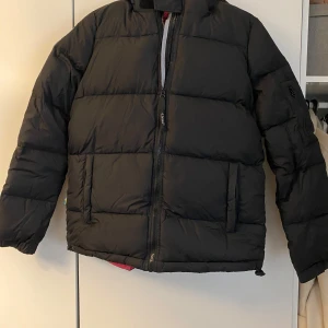 Swedish design since 2006 jacket - Använd några få gånger, finns inga tecken på användning eller defekter. Helt nytt skick.