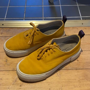 Gula Eytys x HM sneakers - Har köpt begagnat men är i fint skick! Säljer endast då de ej passar. Skriv innan du trycker på köp nu!! 