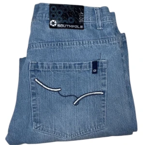 Southpole Baggy jeans - Southpole Baggy jeans. W36 [Ytterbenslängd 109cm] [Innerbenslängd 80cm] [Midja 46cm] [Benöppning 23cm]