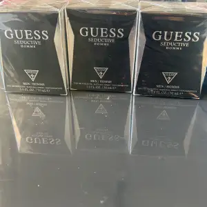 Säljer Guess Seductive Homme Eau de Toilette, 30 ml. Denna parfym har en förförisk och maskulin doft, perfekt för kvällar ute. Flaskan är elegant och stilren i svart med silverdetaljer. Perfekt present eller för att unna dig själv något extra! 125kr styck,299 om fu köper alla tre samtidigt