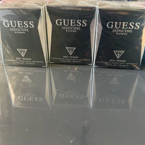 Guess Seductive Homme Eau de Toilette - Säljer Guess Seductive Homme Eau de Toilette, 30 ml. Denna parfym har en förförisk och maskulin doft, perfekt för kvällar ute. Flaskan är elegant och stilren i svart med silverdetaljer. Perfekt present eller för att unna dig själv något extra! 125kr styck,299 om fu köper alla tre samtidigt