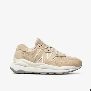 Söker new balance sneakers 57/40 färg Sandstone, storlek 38 <3