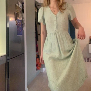 Blommig klänning i linne - Småblommig klänning i linne från & other stories med knappar. Superfin mintgrön färg och väldigt bekväm, har underkjol.