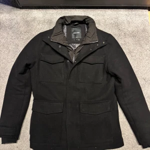 Svart jacka från Jack & Jones - Tjena! Säljer nu min Jack and Jones jacka/rock. Den är i riktigt bra skick, använda några enstaka gånger och perfekt nu för vintern. Den har en väst som sitter fast i jackan. Det är storlek xs men passar s också, nypris 1699 kr. Skriv vid minsta funderingar eller frågor😊