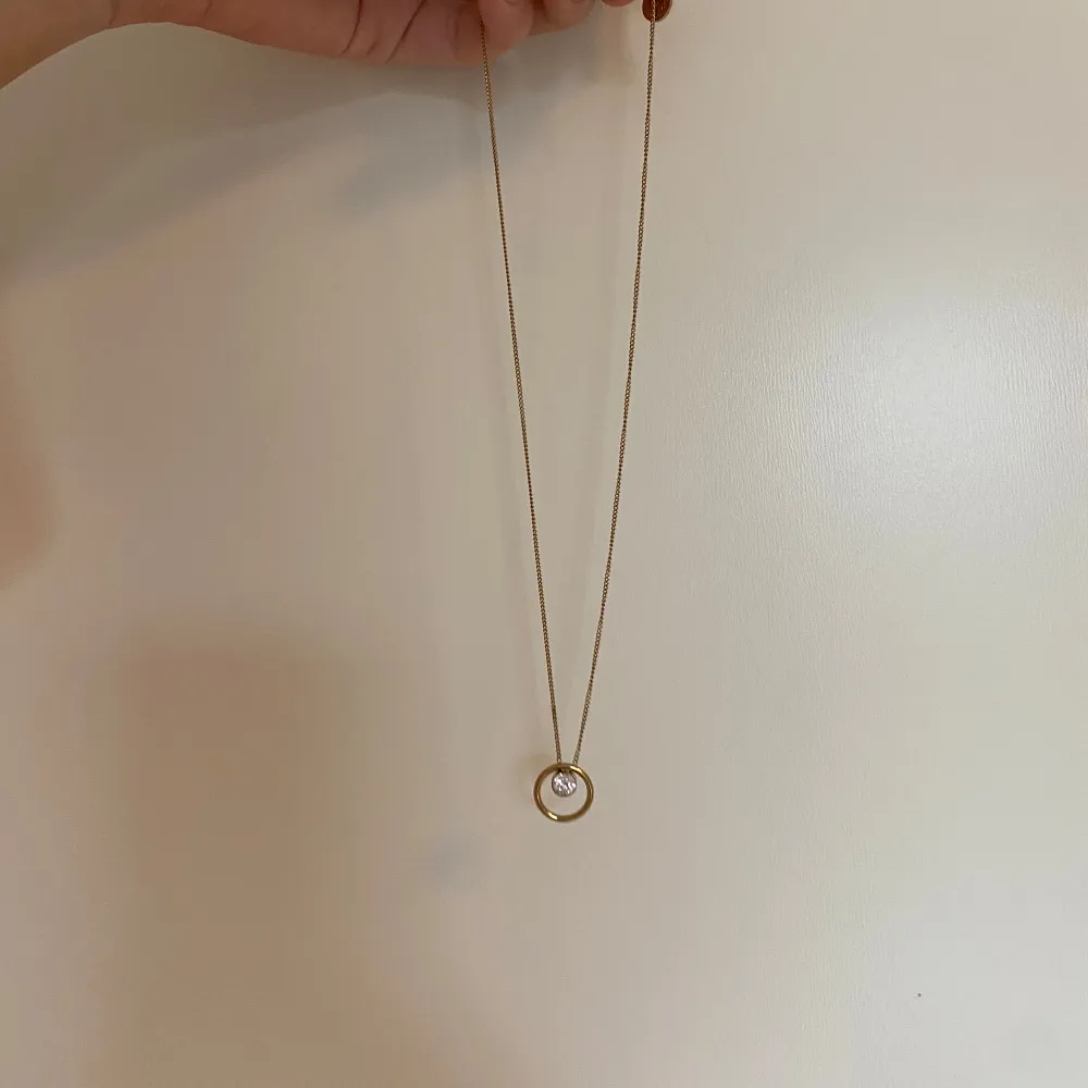 Säljer detta halsband som frf är i bra skick, aldrig använt innan.💓. Asusteet.