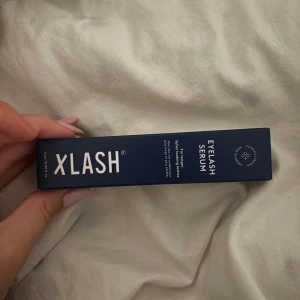 Ögonfransserum från Xlash - Säljer ett ögonfransserum från Xlash som lovar fylligare och längre fransar. Förpackningen är mörkblå och stilren, perfekt för dig som vill boosta dina fransar med lite extra kärlek. Kliniskt testad och känns som magi! 💫