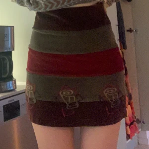 Minikjol sammet - Kort kjol i sammet med fint mönster. Skön, aningen stor i midjan. 