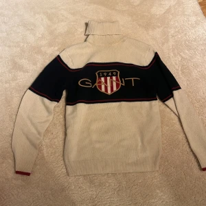 Polotröja  - Säljer nu min polotröja från Gant, då den inte kommer till användning längre. Köpt på HedeFashionOutlet. 9/10 skick, nypris 1800kr. Pris kan diskuteras vid snabb affär🤍