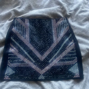 Svart kjol med paljetter😍 - Kort, snygg svart kjol med rosa, vita o svarta paljetter/pärlor. Köpte den länge sen men tog aldrig på mig den. Men den är i bra skick. Den är i storlek 32/XXS.