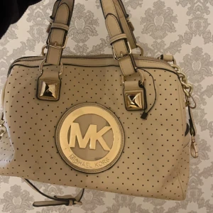 Michael Kors Ostrich Large Shoulder Purse - Använd 1 gång  Som ny