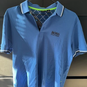 Boss piké  - Fint skick inte använd mycket, storlek M och som sagt inga skador eller fläckar!