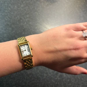 Mockberg Timeless Gold - Säljer denna klocka då jag inte bär guldsmycken så ofta längre 🥰 Köpte den för ungefär ett år sedan 🥰