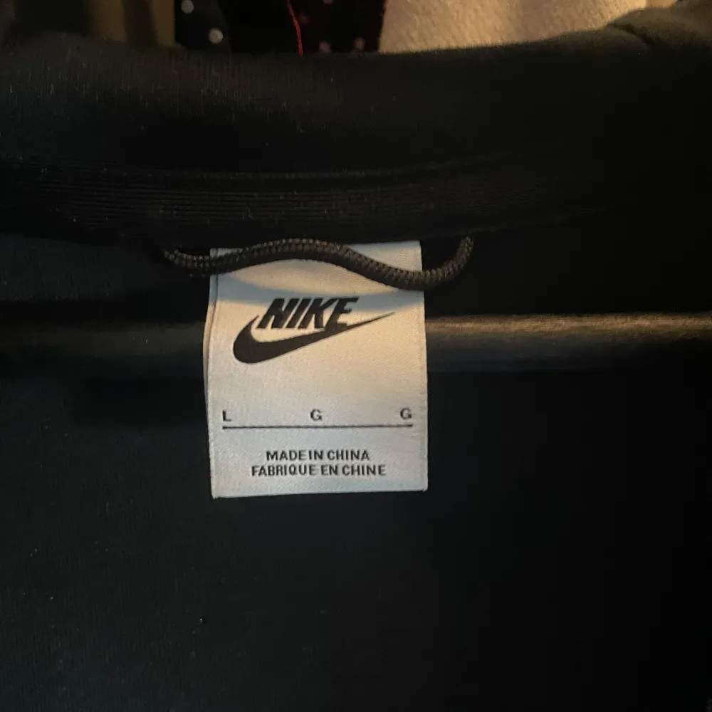 Nike tack fleece i storlek L  Skick 9/10 använd fåtal gånger Köpt i london för cirka 1600 i svensk krona. Hoodies.