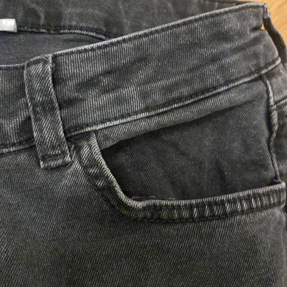 Tror dom e från Sara i storl 38 färg svart/grå lite nötta i kantern längst ner men inget som märks särskilt mycket🩶. Jeans & Byxor.