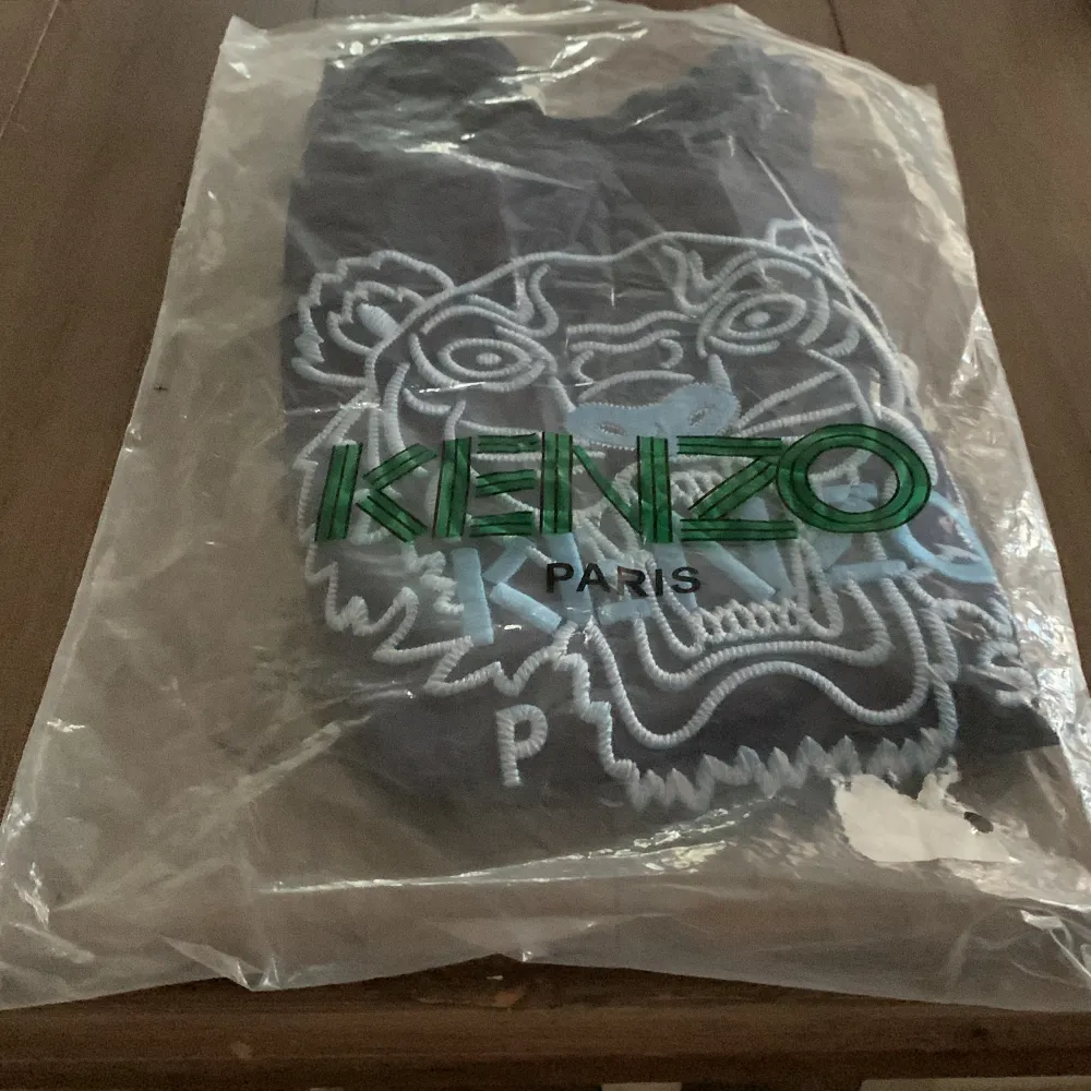 Snygg kenzo tröja . T-shirts.