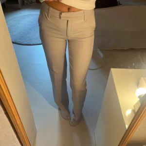 Beige kostymbyxa - Kostymbyxor ifrån Bikbok i midwaist super snygg och skön, säljs för jag inte använder, dom är i nyskick och finns inga tecken på användning!🩷