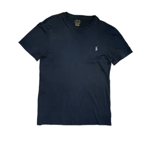 RALPH LAUREN T SHIRT - T-shirt från Ralph Lauren🍾🏇 Mörkgrå Bra skick✅ Passar XS men även S om du vill ha en mer slim fit Enda nackdel är det lilla hålet som går att sy på Bild 3