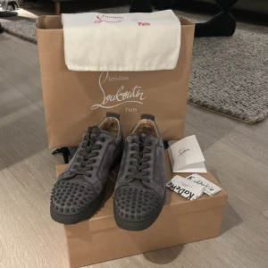 Loubs  - Tja! Säljer nu mina gråa loubs, har används väldigt sällan med en väldig försiktighet, som nyskick bara att ena skon har skavts upp av hälen men det är inget som märks när man bär de. Allt ingår på bilden, tveka inte på att skriva om ni har frågor! 😁