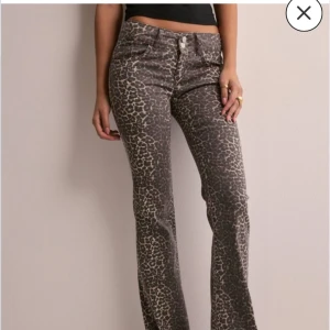 Low waist leopard jeans - Low waist leopard jeans från Nelly Använda 1 gång Strl 40  Nypris 699kr
