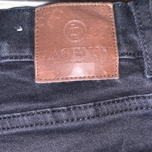 Svarta jeans Lagency - Svarta jeans 