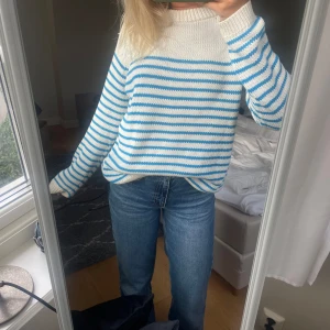 Randig zara tröja  - Säljer min somriga randiga tröja från zara, använd få gånger,bra skick!💖💗