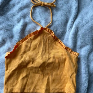 Gult linne stl s - Gult linne från Zara i storlek S. Croppad och knyter i nacken. Inga defekter, sparsamt använd. Är i mycket bra skick. 