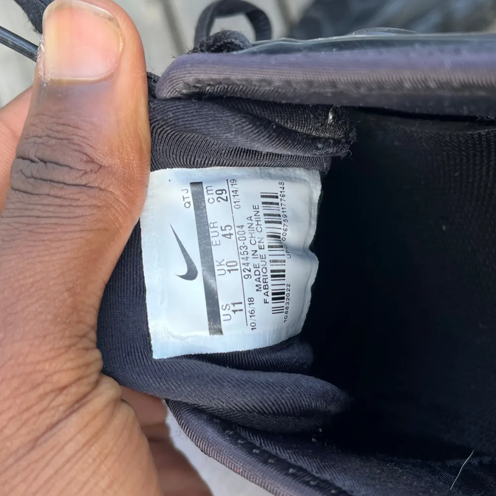 Säljer ett par super sköna vapormax som jag inte har någon användning av. Inga spräckta bubblor. Ett litet hål på vänster sko Men annars är 8/10 skick. Nytt pris ligger runt 2300-2800. Va inte rädd att ställa frågor😁(skorna rengörs innan de skickas). Kengät.