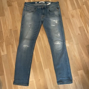 Blå jeans från Replay - Säljer ett par blå jeans från Replay, modell Anbass och slim fit passform.