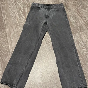 A-brand Jeans - Säljer nu mina a-brand jeans. Jeansen är i nyskick, säljer pga att dom blivit för stora. Tveka inte på att höra av er. SNABBA KÖP!!