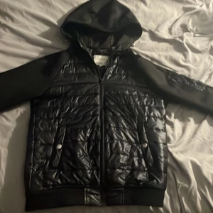 Cardigan - Säljer nu min Jack and Jones cardigan eftersom den inte används den är i perfekt skick med noll defekter och är perfekt till höst/vinter den är storlek xs men passar även S 