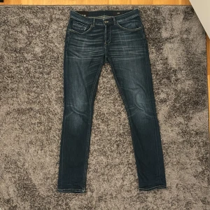 Dondup Jeans - Säljer ett par mörkblå jeans från Dondup jeans i modellen ”George”, storlek 32. Knappt använda. Skick 9/10. Nypris 2999:-. Tags finns att skicka med!
