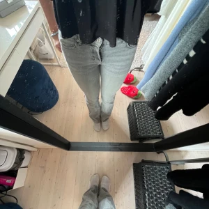 Gråa jeans - Ett par lågmidjade gråa jeans från Gina tricot. De är i stl 34 och bara använda ett fåtal gånger. 🩵