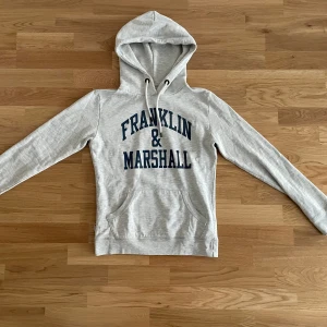 Grå hoodie  - Grå hoodie från Franklin & Marshall i storlek XS. Fint skick 