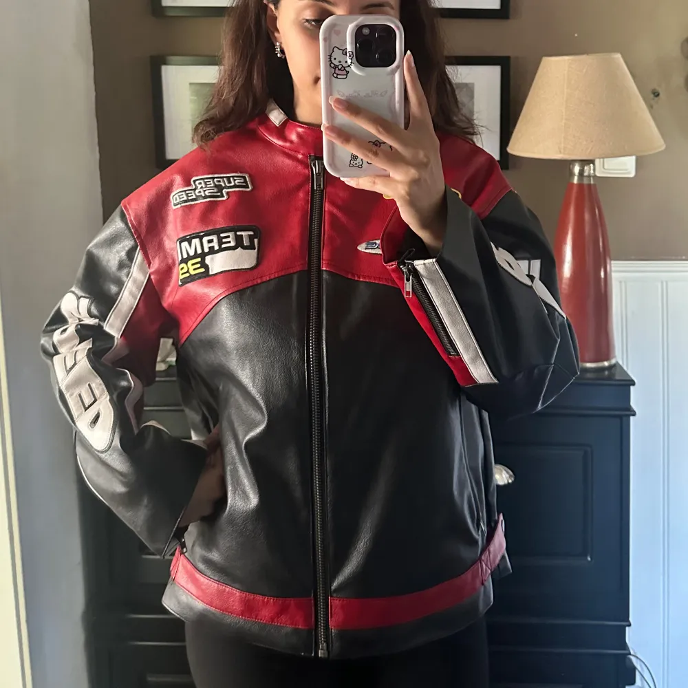 Cool motocross jacka från Urban Outfiters😍 används tyvärr inte längre. Köpte den för 1000kr. Bella Hadid vibes😜. Jackor.