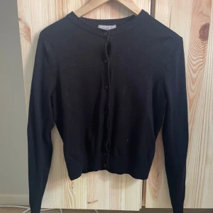 Tunn stickad kofta H&M - Tunnare kofta från H&M Storlek S men sitter som en XS❤️