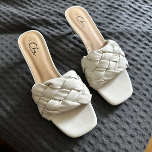 Klackskor - Söta klackskor som är endast använd en gång klacken är 5,5 cm! Storleken är 39 men passar även 38