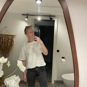 Svart/grå jeans från weekday  - Svart/grå jeans från Weekday, storlek 26/34. Model ”Rowe extra high straight jeans”. Superfina i modell men tycker de är lite förstora på mig kring midja och lår, därav kommer de inte till användning 🩷