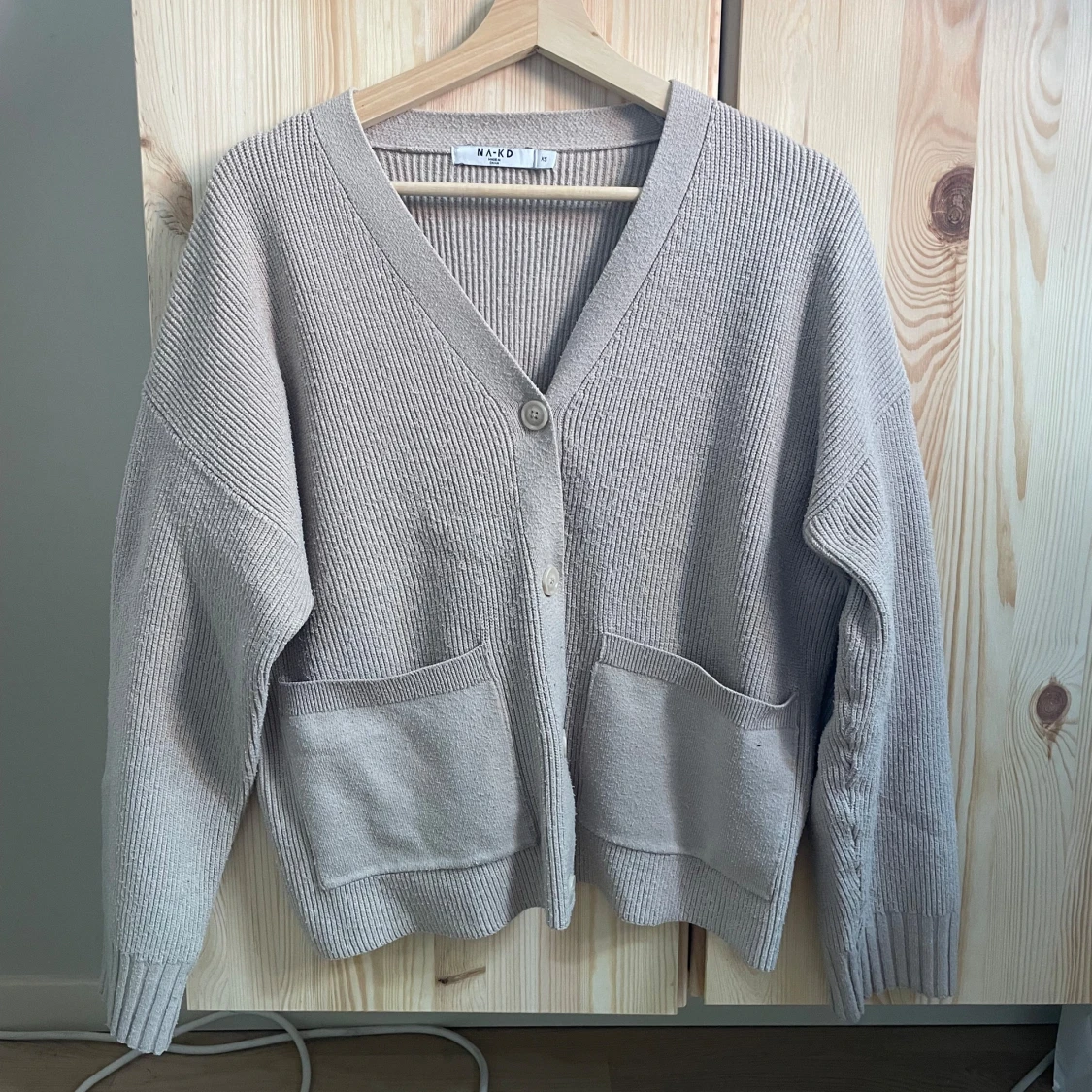 Stckad kofta med fickor