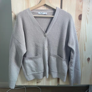 Stckad kofta med fickor - Så fin beige kofta från NA-KD 