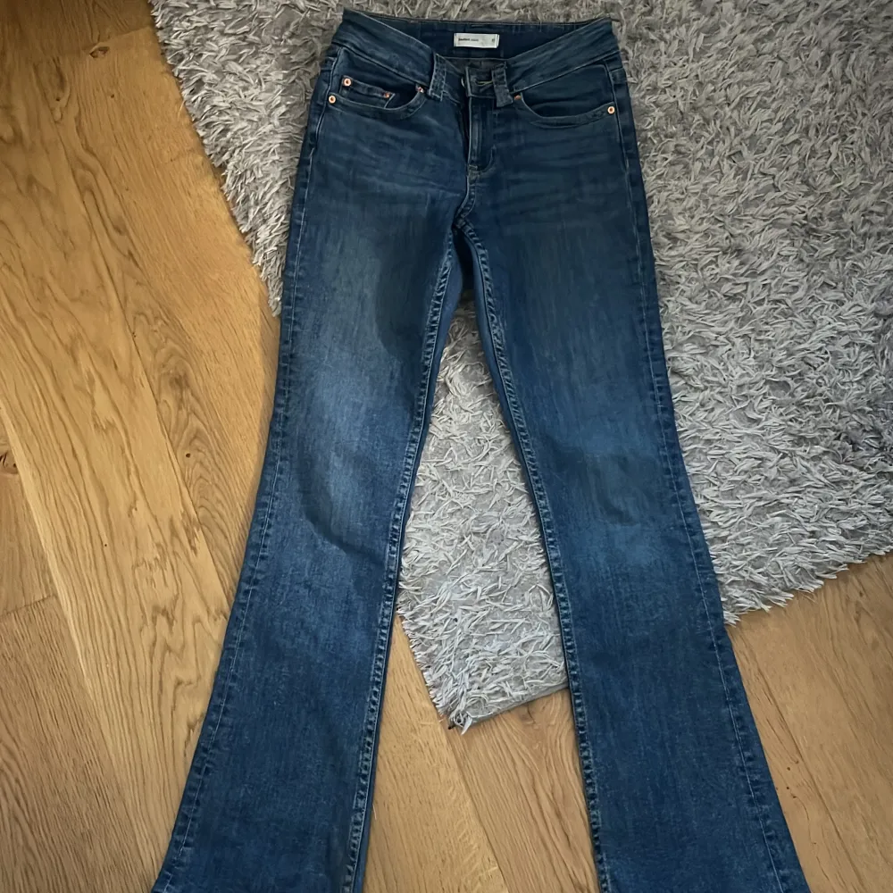 Lågmidjade bootcut jeans med fickor bak, storlek 32 men skulle säga att de passar 34, nypris: 500 och pris kan diskuteras vid köp💗 de passar mig som är ca 163cm lång och de har inga defekter och är i väldigt bra skick❤️. Jeans & Byxor.