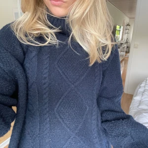 Blå stickad tröja  - Mysig mörkblå stickad tröja som är köpt på bikbok. Har använt den som en oversized klänning typ men har tyvärr inte fått så stor användning av den och därför jag säljer den.