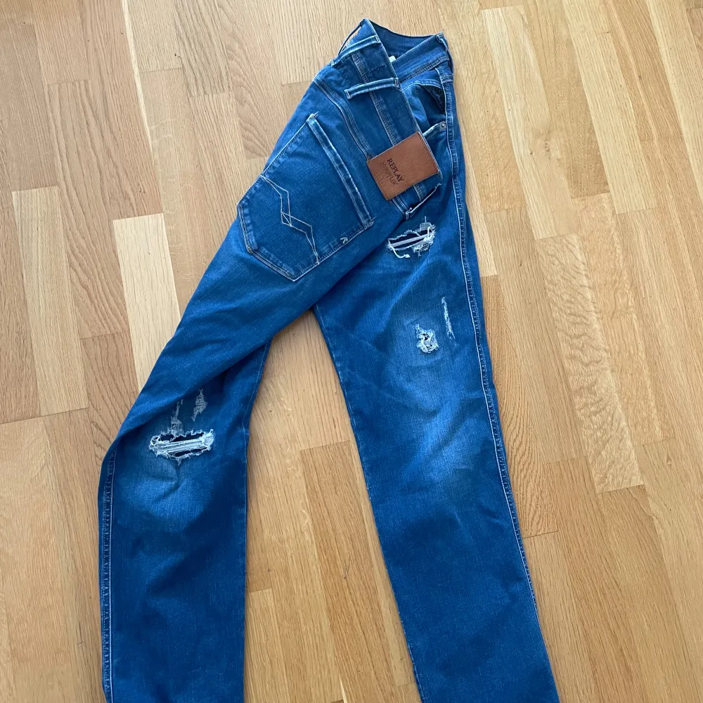 Säljer dessa replay jeans då jag inte använder de. Knappt använda och riktigt bra skick. För mer frågor? bara att skcika till mig! Storlek 32. Jeans & Byxor.