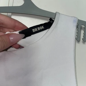 Vit body - En vit body i storlek s, oanvänd. Från bikbok 