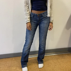 Lågmidjade jeans  - Säljer dessa så snygga lågmidjade jeans ifrån märket Mustang eftersom de inte kommer till användning. Midjemåttet är ca 85cm och innerbenslängden 84cm💕💕