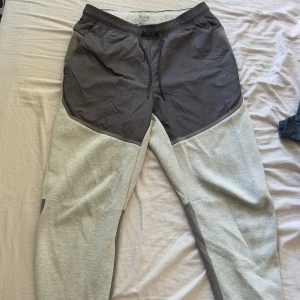 Nike tech fleece byxor - Grå svarta Nike tech byxor i bra skick👍
