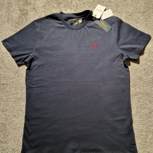 Polo Ralph Lauren T-shirt - Säljer denna t shirt från Polo Ralph Lauren. Perfekt passform och för aktiviteter där du vill ha en lyxigare look. 