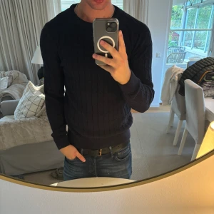 J.lindberg tröja - Hej säljee nu min fina J.lindberg tröja i storlek S. Den är i nyskick och kommer vara otroligt snygg i höst/vinter. Nypris 1400kr! Vi kommer att sälja liknande produkter nu närmare vinter så glöm inte följa profilen!🌊🍾