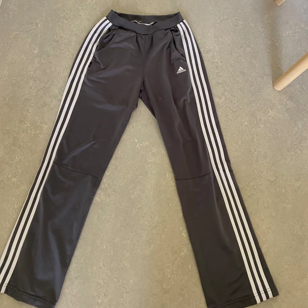 Adidas träningsbyxor storlek S, sitter ganska fitted på mig som S, men skulle få en mer oversized look som XS. Har en liten defekt, se bild 4 - liten rosa fläck. Köpare betalar frakt . Jeans & Byxor.